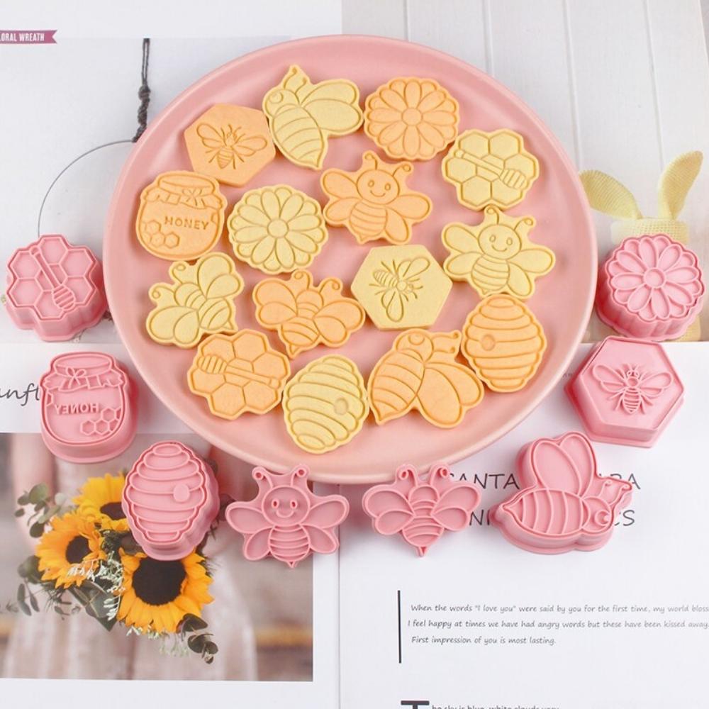 https://www.sillyko.com/cdn/shop/products/bee-cookie-cutter-stamp-set-of-8-pieces-honey-honeycomb-jar-beehive-flowers-003.jpg?v=1675131722&width=1000